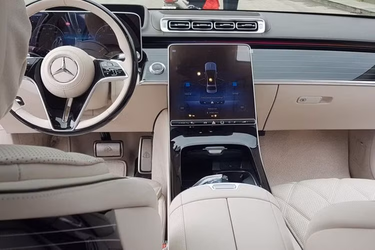 Theo tìm hiểu của chúng tôi, tổng giá trị cho bộ 3 xe này hơn 48 tỷ đồng, trong đó, xe đắt nhất phải kể đến mẫu Mercedes-Maybach S680 2022 mới được bàn giao cho đại gia Quảng Ninh với giá bán có thể lên đến 1 triệu đô la, tương đương trên 23 tỷ đồng, mức giá này chưa bao gồm các loại chi phí lăn bánh.