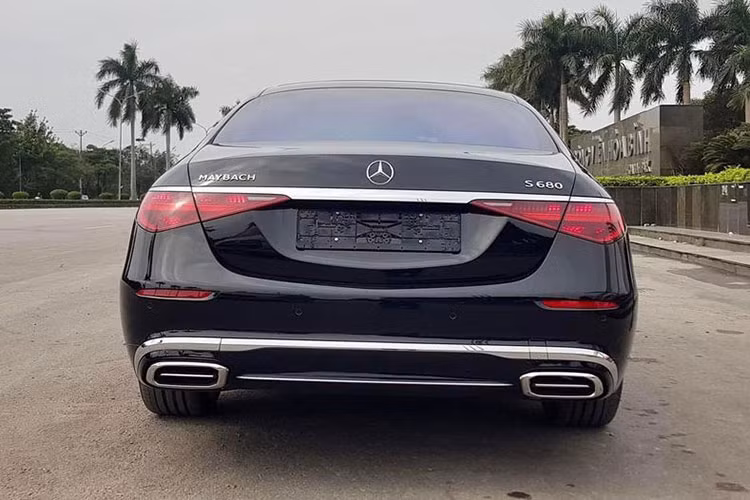 Mercedes-Maybach S680 có thể xem như là đàn anh của dòng xe Mercedes-Maybach S650 đã có trên 20 xe lăn bánh tại Việt Nam. Phiên bản Mercedes-Maybach S680 là thế hệ mới với những thay đổi ở diện mạo từ đèn pha, đèn hậu, lưới tản nhiệt mới cản va trước cùng cản va sau đẹp hơn và bộ mâm riêng...