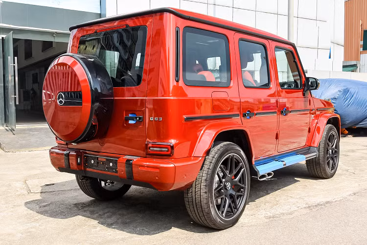 Mercedes-AMG G63 được trang bị khối động cơ xăng V8, tăng áp kép, dung tích 4.0 lít, sản sinh công suất tối đa 577 mã lực tại vòng tua máy 6.000 vòng/phút và mô-men xoắn cực đại 850 Nm tại dải tua máy 2.500 - 3.500 vòng/phút. Sức mạnh được truyền tới cả 4 bánh thông qua hộp số tự động AMG Speedshift Plus 9 cấp, cho phép Mercedes-AMG G63 có thể tăng tốc từ vị trí xuất phát lên 100 km/h trong 4,5 giây trước khi đạt vận tốc tối đa 220 km/h.