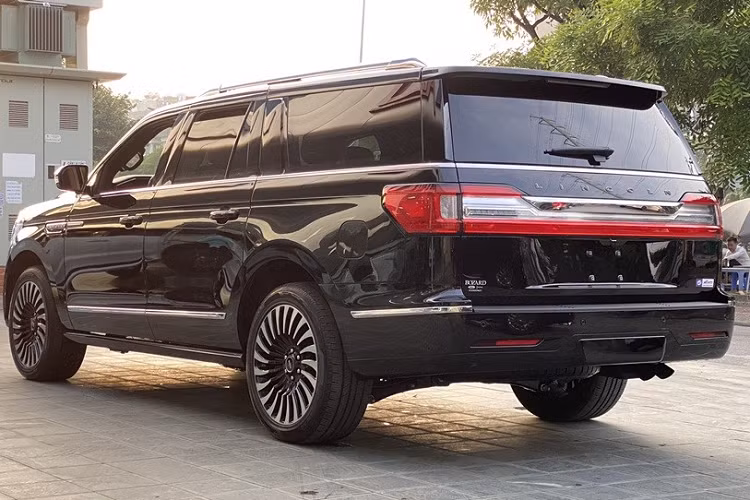 Cuối cùng là SUV hạng sang cỡ lớn Lincoln Navigator L Black Label đã có hàng chục xe được nhập khẩu về dải đất hình chữ S. Giá xe Lincoln Navigator L Black Label từ 8,7 tỷ đồng chưa bao gồm tùy chọn cũng như giá lăn bánh cho xe.