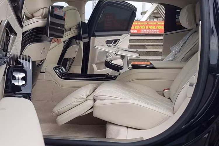 Phiên bản Mercedes-Maybach S680 có giá cao kỷ lục vì xe sử dụng động cơ V12, dung tích 6.0 lít, tăng áp kép, sản sinh ra công suất tối đa 621 mã lực và mô-men xoắn cực đại 1.001 Nm. Xe có thể tăng tốc từ vị trí xuất phát lên 100 km/h trong thời gian 4,5 giây trước khi đạt vận tốc tối đa 209 km/h.