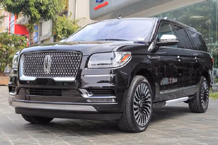 SUV hạng sang cỡ lớn Lincoln Navigator Black Label L thế hệ thứ 4 được trang bị động cơ xăng V6, dung tích 3.5 lít, tăng áp kép tương tự như Ford F-150 Raptor, trái tim này sản sinh công suất tối đa 450 mã lực và mô-men xoắn cực đại 675 Nm, xe đi kèm hộp số tự động 10 cấp.