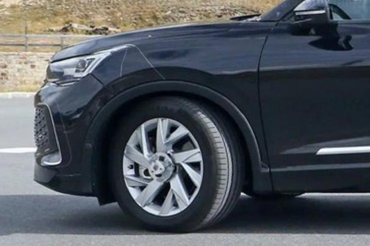 Thay đổi tiếp theo của Volkswagen Tiguan 2024 là cản trước mới với 3 hốc gió hình chữ nhật. Trong đó, 2 hốc gió phía trên được trang trí bằng mắt lưới hình tổ ong. Ở hai góc cản trước còn có khe gió nằm dọc với viền hình chữ "C" mạ crôm.