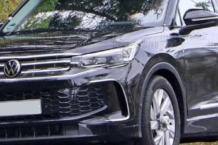Bước vào bên trong Volkswagen Tiguan 2024, chúng ta sẽ bắt gặp màn hình cảm ứng trung tâm hoàn toàn mới, nằm độc lập trên mặt táp-lô thay vì tích hợp như trước. Sẽ không ngạc nhiên nếu Tiguan 2024 cũng được trang bị màn hình sửa lỗi của hãng Volkswagen.