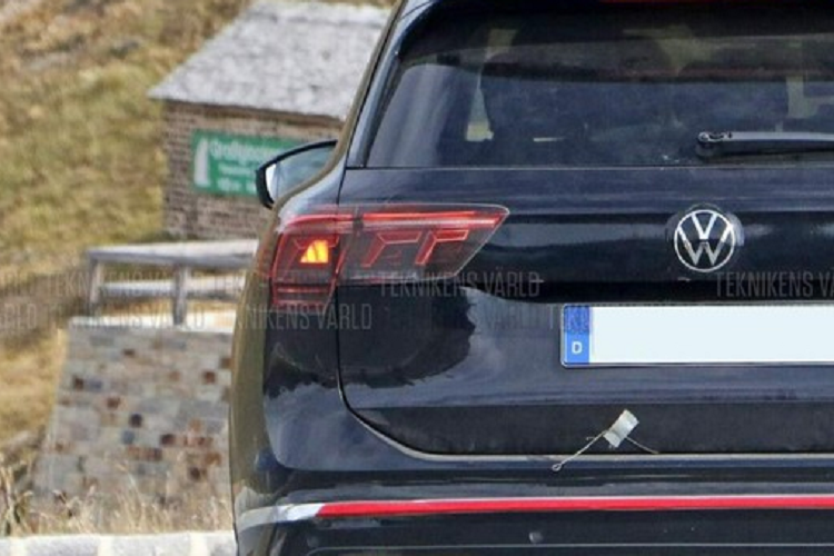 Đằng sau, mẫu SUV đến từ Đức này tiếp tục được trang bị 2 đèn hậu LED thay đổi nhẹ ở thiết kế và tạo hình bên trong. Trong khi đó, đèn phản quang kéo dài và 2 đầu ống xả giả trên cản sau không khác gì phiên bản cũ.