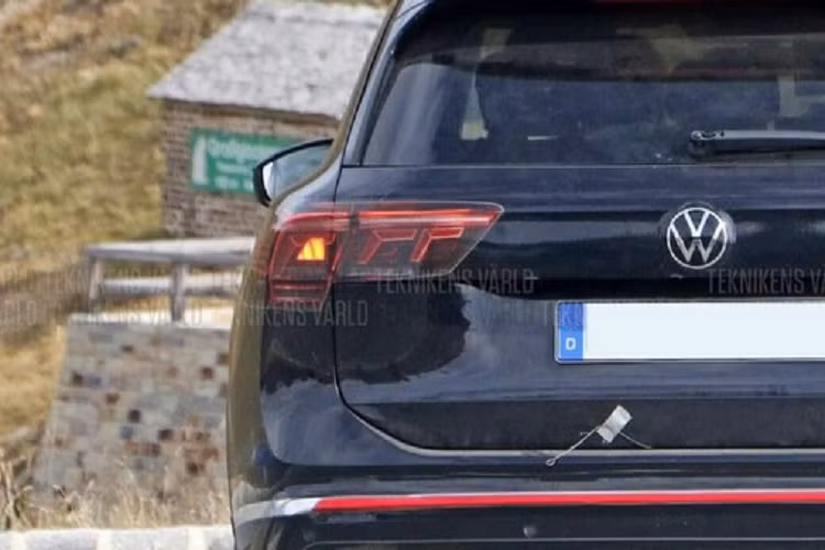 Đằng sau, mẫu SUV đến từ Đức này tiếp tục được trang bị 2 đèn hậu LED thay đổi nhẹ ở thiết kế và tạo hình bên trong. Trong khi đó, đèn phản quang kéo dài và 2 đầu ống xả giả trên cản sau không khác gì phiên bản cũ.