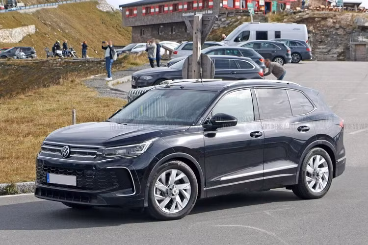 Với dàn sản phẩm đa dạng, đặc biệt là SUV, hãng Volkswagen dường như lúc nào cũng chuẩn bị tung ra phiên bản nâng cấp hoặc thế hệ mới của một mẫu xe nào đó. Vì vậy, sự xuất hiện của Volkswagen Tiguan thế hệ mới trên đường thử trong thời gian qua không khiến nhiều người cảm thấy ngạc nhiên.