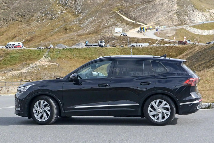 Tuy nhiên, mẫu SUV này dự kiến sẽ tiếp tục dùng các loại động cơ đốt trong, ví dụ như máy xăng tăng áp 4 xi-lanh, dung tích 2.0L. Bên cạnh đó, xe có thể còn được bổ sung phiên bản hybrid và plug-in hybrid tiết kiệm xăng hơn. Dự kiến, Volkswagen Tiguan 2024 sẽ chính thức trình làng vào năm sau.