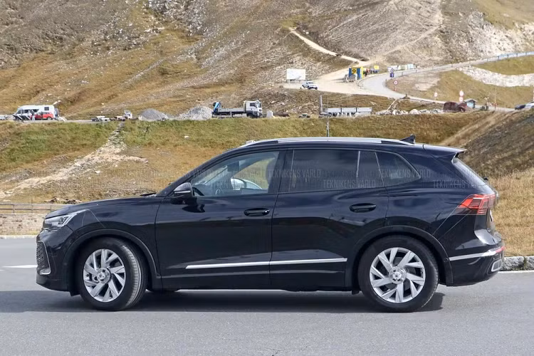 Tuy nhiên, mẫu SUV này dự kiến sẽ tiếp tục dùng các loại động cơ đốt trong, ví dụ như máy xăng tăng áp 4 xi-lanh, dung tích 2.0L. Bên cạnh đó, xe có thể còn được bổ sung phiên bản hybrid và plug-in hybrid tiết kiệm xăng hơn. Dự kiến, Volkswagen Tiguan 2024 sẽ chính thức trình làng vào năm sau.