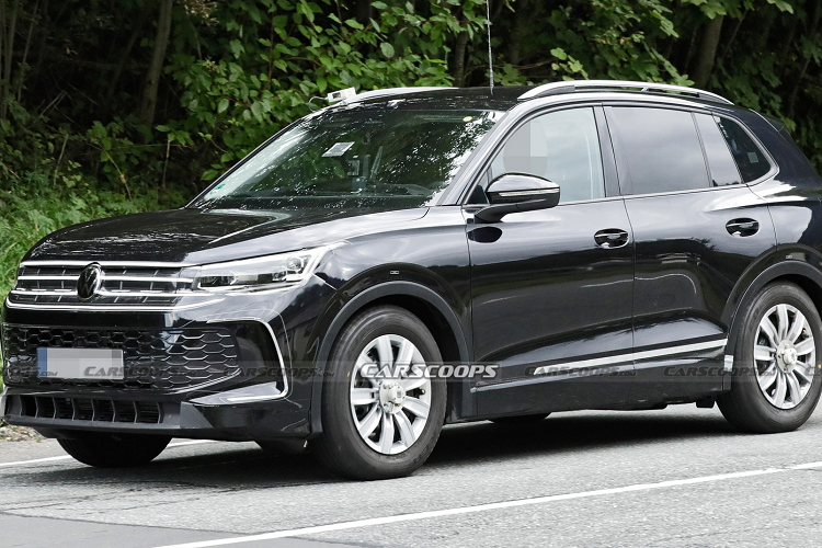 Trong tương lai, Volkswagen Tiguan thế hệ mới có thể sẽ tiếp tục được bán tại Việt Nam. Phiên bản 2022 của mẫu xe này mới vừa ra mắt trong triển lãm VMS diễn ra vào tháng 10 năm nay với giá từ 1,999 tỷ đồng. Bên cạnh đó là Volkswagen Tiguan Allspace với 2 phiên bản và giá bán từ 1,699 - 1,929 tỷ đồng.