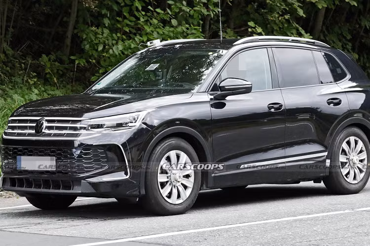 Trong tương lai, Volkswagen Tiguan thế hệ mới có thể sẽ tiếp tục được bán tại Việt Nam. Phiên bản 2022 của mẫu xe này mới vừa ra mắt trong triển lãm VMS diễn ra vào tháng 10 năm nay với giá từ 1,999 tỷ đồng. Bên cạnh đó là Volkswagen Tiguan Allspace với 2 phiên bản và giá bán từ 1,699 - 1,929 tỷ đồng.