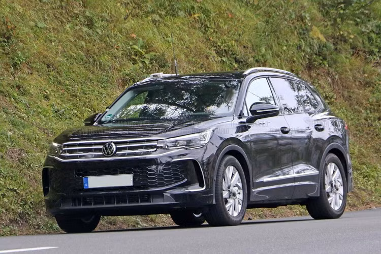 Tuy nhiên, 2 chi tiết này dường như đã được thiết kế thanh mảnh hơn trước, gợi liên tưởng đến mẫu ô tô điện Volkswagen ID.4. Lưới tản nhiệt của xe vẫn đi kèm những nan mạ crôm nằm ngang, nối liền với đèn pha hai bên. Ngoài ra, xe còn có dải đèn LED định vị ban ngày, bao quanh đèn pha chính.