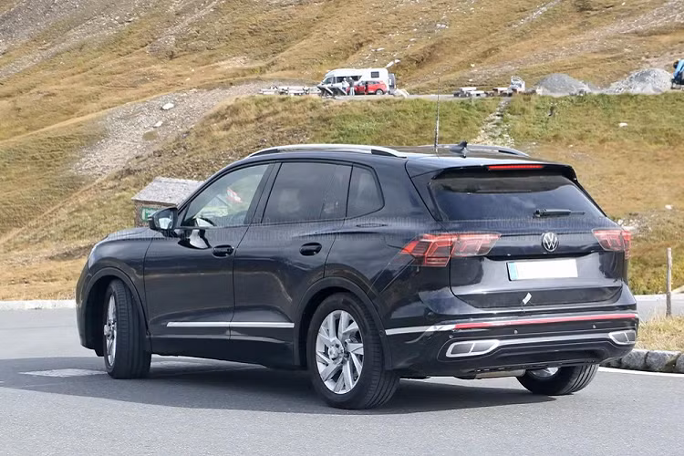 Nằm bên dưới màn hình thông tin giải trí của Volkswagen Tiguan 2024 có vẻ là cửa gió điều hòa trung tâm. Trong khi đó, đằng sau vô lăng là bảng đồng hồ kỹ thuật số nằm thụt sâu trên mặt táp-lô. Hiện chưa có thông tin về động cơ của Volkswagen Tiguan 2024.