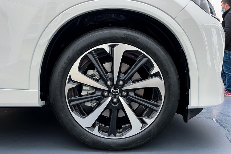 Không chỉ nhanh và mạnh, Mazda CX-60 2022 còn tiết kiệm xăng với lượng tiêu thụ kết hợp chỉ 1,5 lít/100 km. Nhờ cụm pin lithium-ion 17,8 kWh 355V, xe có thể chạy được 63 km mà không cần dùng đến động cơ xăng. Hiện hãng Mazda chưa công bố thông tin cụ thể về thời gian sạc pin của CX-60 mới. Chỉ biết rằng, xe có các chế độ lái như Normal, Sport, Off-Road, Towing và EV.