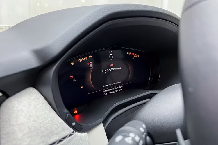 Bao quanh lưới tản nhiệt là viền mạ crôm dày dặn, kéo dài sang đèn pha LED có thiết kế thanh mảnh. Dải đèn LED định vị ban ngày hình chữ "L" được tích hợp trong đèn pha và ăn sâu vào tận bên trong lưới tản nhiệt.