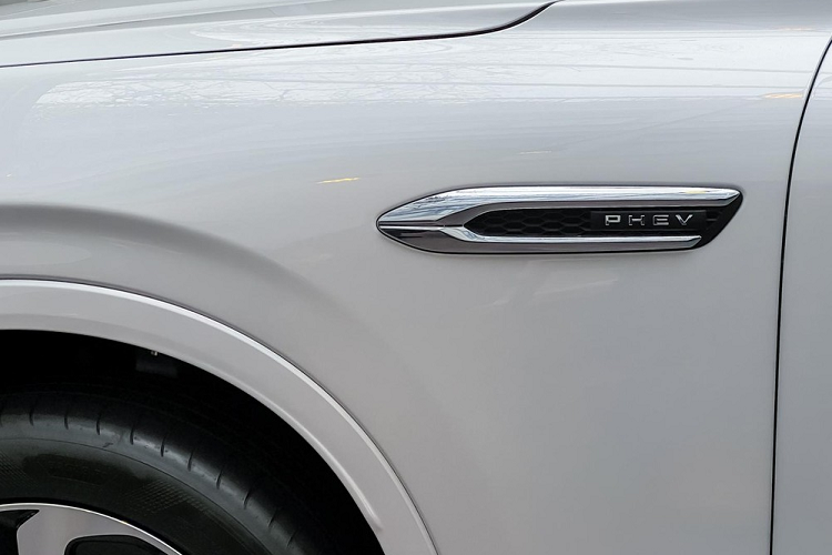 Có thể nói, đây là mẫu crossover có nhiều điều nổi bật để nhớ đến. Thứ nhất, CX-60 là mẫu xe đầu tiên của hãng Mazda được phát triển dựa trên cơ sở gầm bệ mới với động cơ nằm dọc. Nhờ đó, xe có thể được trang bị cả hệ dẫn động cầu sau lẫn hệ dẫn động 4 bánh toàn thời gian. Trong thời gian tới, Mazda CX-60 hoàn toàn mới còn trở thành mẫu xe đầu tiên của Mazda được trang bị động cơ 6 xi-lanh thẳng hàng.