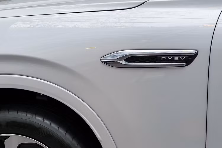 Có thể nói, đây là mẫu crossover có nhiều điều nổi bật để nhớ đến. Thứ nhất, CX-60 là mẫu xe đầu tiên của hãng Mazda được phát triển dựa trên cơ sở gầm bệ mới với động cơ nằm dọc. Nhờ đó, xe có thể được trang bị cả hệ dẫn động cầu sau lẫn hệ dẫn động 4 bánh toàn thời gian. Trong thời gian tới, Mazda CX-60 hoàn toàn mới còn trở thành mẫu xe đầu tiên của Mazda được trang bị động cơ 6 xi-lanh thẳng hàng.