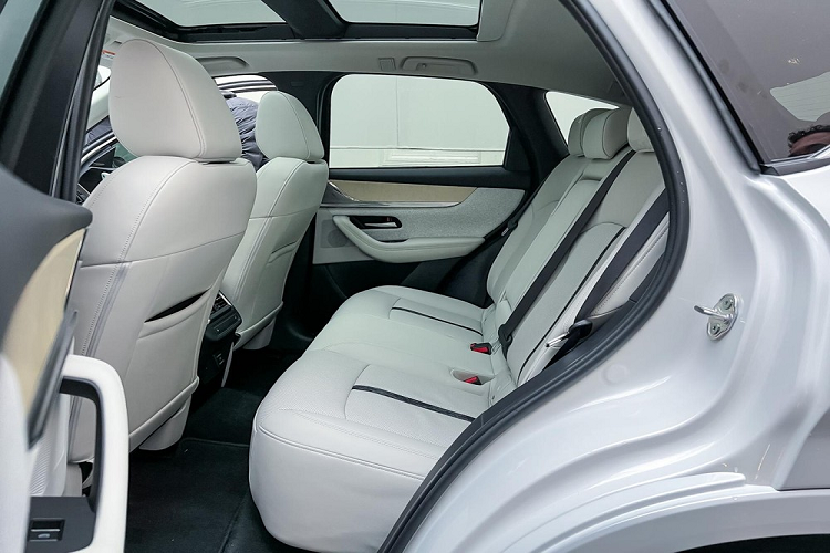 Nếu như thiết kế ngoại thất của Mazda CX-60 2022 chưa thực sự đột phá thì nội thất lại gây ấn tượng nhờ thiết kế thanh lịch, sang trọng nhờ sự kết hợp giữa gỗ phong, da Nappa, những chi tiết mạ crôm và chỉ khâu tỉ mỉ.