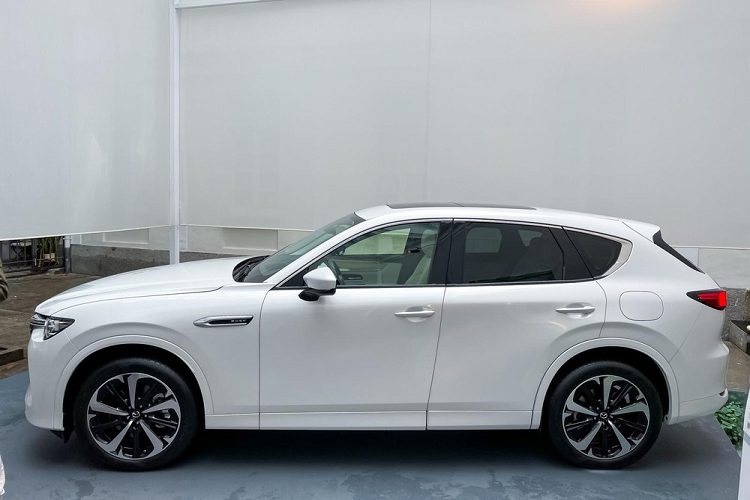 Trong khi đó, gói công nghệ an toàn i-Activsense cung cấp hệ thống hỗ trợ phanh khẩn cấp, có khả năng phát hiện người đi bộ/người đạp xe, hỗ trợ phanh khẩn cấp khi lùi, hỗ trợ giữ làn đường tích hợp hỗ trợ đánh lái và cảnh báo mất tập trung cho người lái. Tại thị trường Anh, xe có 3 phiên bản là Exclusive-Line, Homura và Takumi. Giá xe Mazda CX-60 2022 dao động từ 43.950 - 48.050 Bảng (khoảng 1,31 - 1,43 tỷ đồng).