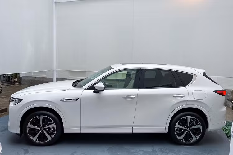 Trong khi đó, gói công nghệ an toàn i-Activsense cung cấp hệ thống hỗ trợ phanh khẩn cấp, có khả năng phát hiện người đi bộ/người đạp xe, hỗ trợ phanh khẩn cấp khi lùi, hỗ trợ giữ làn đường tích hợp hỗ trợ đánh lái và cảnh báo mất tập trung cho người lái. Tại thị trường Anh, xe có 3 phiên bản là Exclusive-Line, Homura và Takumi. Giá xe Mazda CX-60 2022 dao động từ 43.950 - 48.050 Bảng (khoảng 1,31 - 1,43 tỷ đồng).