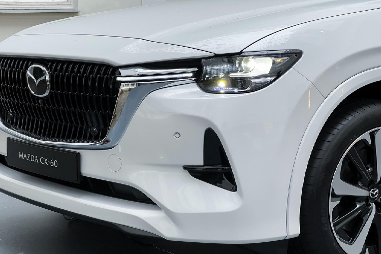 Nhờ đó, xe sở hữu công suất tổng cộng 232 mã lực và mô-men xoắn cực đại 500 Nm. Như vậy, CX-60 chính là mẫu xe thương mại mạnh nhất của hãng Mazda hiện nay. Sức mạnh này cho phép xe tăng tốc từ 0-100 km/h trong thời gian 5,8 giây và đạt vận tốc tối đa giới hạn điện tử 200 km/h.