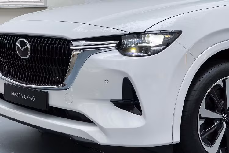 Nhờ đó, xe sở hữu công suất tổng cộng 232 mã lực và mô-men xoắn cực đại 500 Nm. Như vậy, CX-60 chính là mẫu xe thương mại mạnh nhất của hãng Mazda hiện nay. Sức mạnh này cho phép xe tăng tốc từ 0-100 km/h trong thời gian 5,8 giây và đạt vận tốc tối đa giới hạn điện tử 200 km/h.