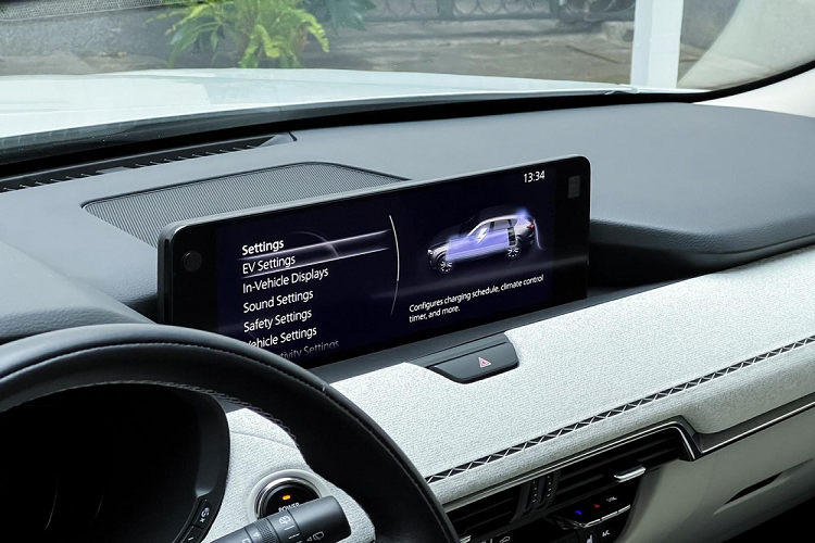 Những điểm nhấn khác trong thiết kế ngoại thất của Mazda CX-60 mới bao gồm khe gió hình tam giác ở hai góc cản trước, các loại vành hợp kim có đường kính từ 18 - 20 inch, cụm đèn hậu LED nằm ngang với tạo hình chữ "L" bên trong và 4 đầu ống xả mạ crôm.