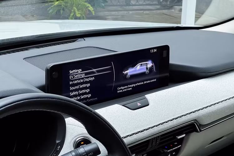 Những điểm nhấn khác trong thiết kế ngoại thất của Mazda CX-60 mới bao gồm khe gió hình tam giác ở hai góc cản trước, các loại vành hợp kim có đường kính từ 18 - 20 inch, cụm đèn hậu LED nằm ngang với tạo hình chữ "L" bên trong và 4 đầu ống xả mạ crôm.