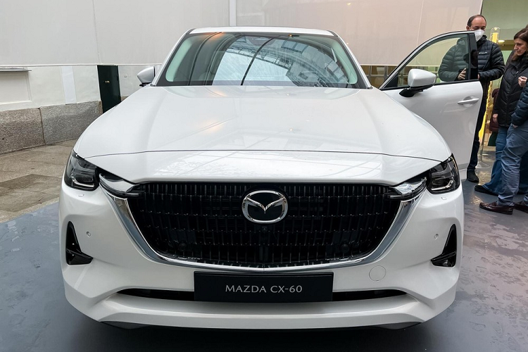 Chưa hết, đây còn là mẫu xe dùng hệ truyền động plug-in hybrid (PHEV) đầu tiên của thương hiệu Nhật Bản này. Hệ truyền động PHEV của Mazda CX-60 2022 bao gồm máy xăng Skyactiv-G 4 xi-lanh, hút khí tự nhiên, dung tích 2.5L, sản sinh công suất tối đa 189 mã lực và mô-men xoắn cực đại 261 Nm. Nằm giữa động cơ và hộp số tự động 6 cấp là mô-tơ điện mạnh 134 mã lực/250 Nm.