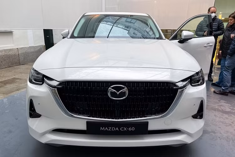 Chưa hết, đây còn là mẫu xe dùng hệ truyền động plug-in hybrid (PHEV) đầu tiên của thương hiệu Nhật Bản này. Hệ truyền động PHEV của Mazda CX-60 2022 bao gồm máy xăng Skyactiv-G 4 xi-lanh, hút khí tự nhiên, dung tích 2.5L, sản sinh công suất tối đa 189 mã lực và mô-men xoắn cực đại 261 Nm. Nằm giữa động cơ và hộp số tự động 6 cấp là mô-tơ điện mạnh 134 mã lực/250 Nm.