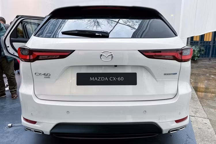 Nhờ kích thước lớn nên Mazda CX-60 2022 có thể tích khoang hành lý 570 lít hoặc 1.726 lít nếu ghế sau gập xuống. Đó là chưa kể đến ổ điện DC 12V và tính năng mở cửa cốp rảnh tay tùy chọn. Điểm nhấn cuối cùng của mẫu crossover hạng trung này là các trang bị an toàn như hệ thống See-Through View cung cấp tầm nhìn 360 độ cho người lái, hỗ trợ đổ đèo, hệ thống kiểm soát hành trình thích ứng tích hợp giới hạn tốc độ, cảnh báo va chạm khi mở cửa, phát hiện điểm mù và cảnh báo phương tiện cắt ngang khi lùi.