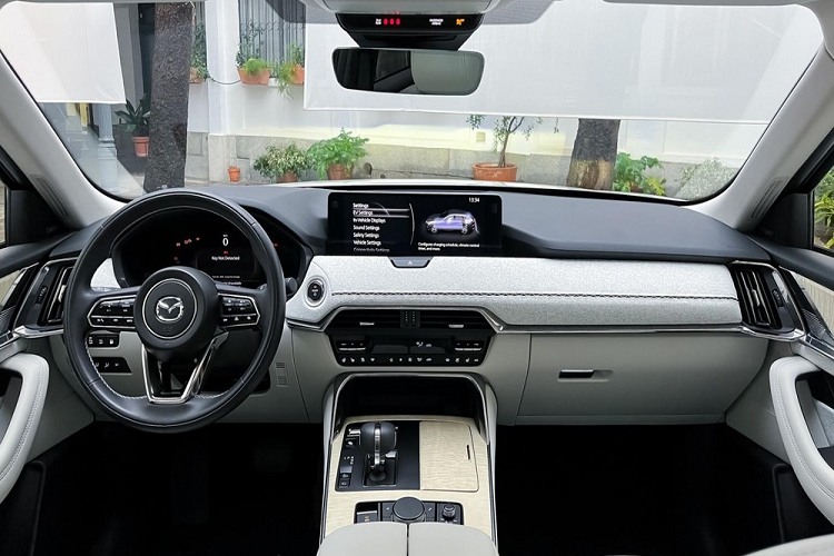 Với cấu hình động cơ nằm dọc, Mazda CX-60 2022 được trang bị hệ thống treo xương đòn kép phía trước và độc lập đa liên kết đằng sau. Thêm vào đó là hệ thống Kinematic Posture Control (KPC) lấy từ Mazda MX-5, cho phép dùng phanh để giảm vặn thân xe.