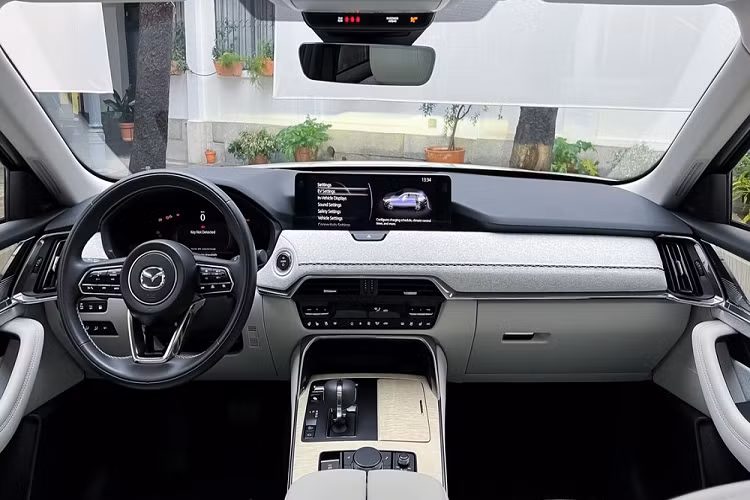 Với cấu hình động cơ nằm dọc, Mazda CX-60 2022 được trang bị hệ thống treo xương đòn kép phía trước và độc lập đa liên kết đằng sau. Thêm vào đó là hệ thống Kinematic Posture Control (KPC) lấy từ Mazda MX-5, cho phép dùng phanh để giảm vặn thân xe.