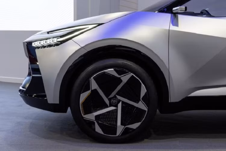 Xe được trang bị bộ vành la-zăng đa chấu với thiết kế khí động lực học, phối 2 màu trắng đen tương phản khá bắt mắt. Khoảng kính chắn gió sau dốc sâu về sau, cùng với khoảng cách từ trục trước/sau đến đầu/đuôi xe ngắn giúp xe nhìn nhỏ gọn nhưng vẫn không kém phần hiện đại, thể thao.