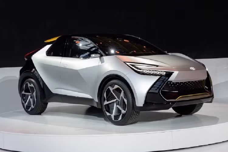 Xe được định vị trong phân khúc CUV cỡ B, cao hơn Toyota Raize. Toyota C-HR Prologue 2023 mới thực chất chính là phiên bản tinh chỉnh của Small SUV EV - nguyên mẫu từng trình làng vào cuối năm ngoái.