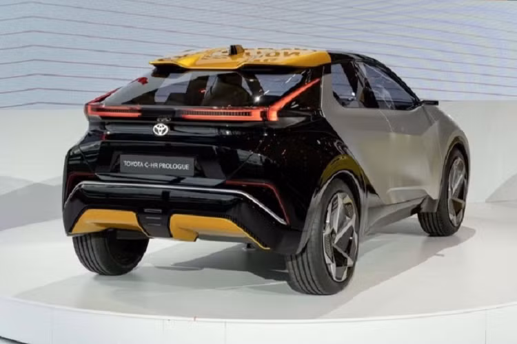 Lưới tản nhiệt được thiết kế giống hình tổ ong đi cùng khe gió ở hai bên. Thêm vào đó là ốp màu đen bóng kéo dài từ đèn pha xuống cản trước và logo Toyota phát sáng. Bên hông xe nổi bật với những đường gân được cắt xẻ táo bạo. Phần tay nắm cửa của xe được thiết kế nằm chìm vào thân xe và camera kỹ thuật số thay cho gương chiếu hậu.