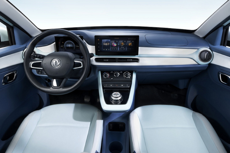 Dongfeng Nano Box được trang bị nhiều tính năng hiện đại như cụm đồng hồ 7 inch, màn hình điều khiển trung tâm 10 inch, điều khiển cửa từ xa, điều khiển điều hòa không khí từ xa, định vị xe, quản lý sạc, chuẩn đoán tình trạng xe thông qua 1 ứng dụng được cài đặt trên điện thoại thông minh... Ngoài ra, xe còn có thêm tính năng nhận diện giọng nói và kết nối Bluetooth.