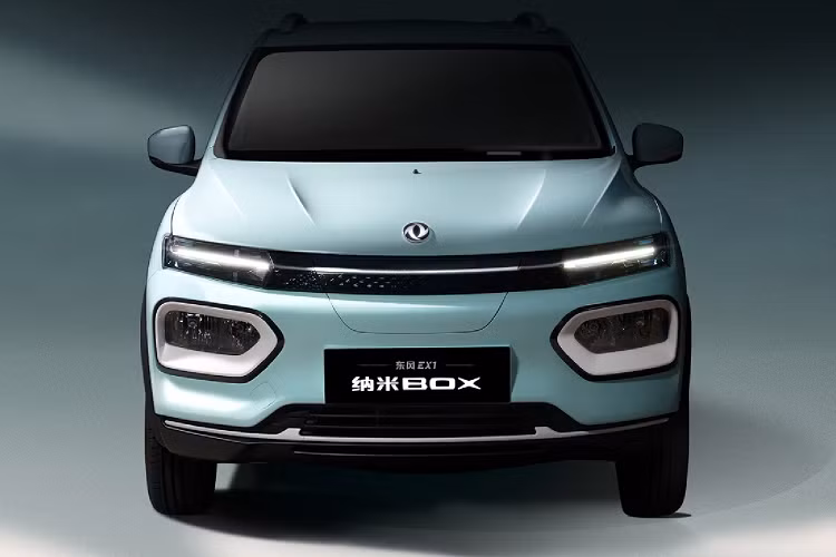 Mẫu xe SUV điện Dongfeng Nano Box của Trung Quốc sở hữu vóc dáng nhỏ gọn với kích thước chi tiết dài x rộng x cao lần lượt là 3.732 x 1.579 x 1.515 mm. Ở phía trước, xe được trang bị cụm đèn pha LED dạng mảnh được tích hợp với lưới tản nhiệt độc đáo và các đèn chiếu sáng bổ sung được đặt ở vị trí thấp hơn.