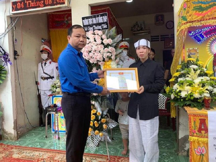 Truy tang giay khen cho Thieu ta Cong an hy sinh khi lam nhiem vu truy bat toi pham