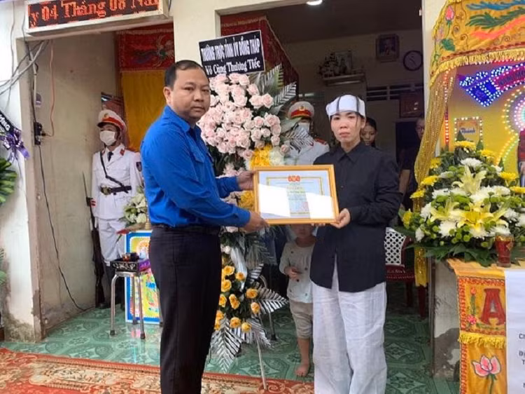 Truy tang giay khen cho Thieu ta Cong an hy sinh khi lam nhiem vu truy bat toi pham