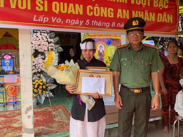 Truy tang giay khen cho Thieu ta Cong an hy sinh khi lam nhiem vu truy bat toi pham-Hinh-2