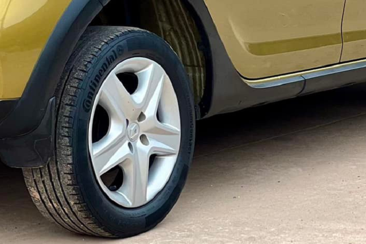 Renault Sandero Stepway đời 2016 trang bị động cơ 1.6 lít có công suất tối đa 102 mã lực và mô-men xoắn cực đại 145 Nm đạt được ở vòng tua 5.750 vòng/phút, kết hợp với hộp số tự động 4 cấp khiến mẫu xe nặng 1,2 tấn di chuyển khá nặng nề.