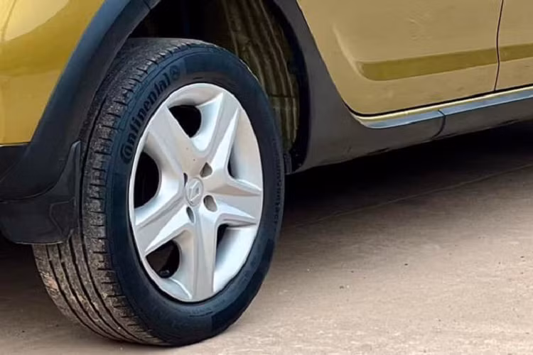 Renault Sandero Stepway đời 2016 trang bị động cơ 1.6 lít có công suất tối đa 102 mã lực và mô-men xoắn cực đại 145 Nm đạt được ở vòng tua 5.750 vòng/phút, kết hợp với hộp số tự động 4 cấp khiến mẫu xe nặng 1,2 tấn di chuyển khá nặng nề.