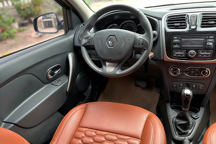 Hãng xe Pháp tạo hình cho mẫu xe cỡ nhỏ Renault Sandero Stepway theo phong cách khá "cơ bắp" và mang tính việt dã, với vòm lốp mở rộng, giá đồ nóc xe và mặt ca-lăng và tấm gầm sáng màu. Tuy nhiên, về chi tiết trên xe, các đường nét chưa hài hòa và có phần kém hiện đại so với các dòng xe cùng phân hạng.