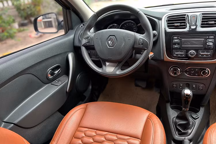 Hãng xe Pháp tạo hình cho mẫu xe cỡ nhỏ Renault Sandero Stepway theo phong cách khá "cơ bắp" và mang tính việt dã, với vòm lốp mở rộng, giá đồ nóc xe và mặt ca-lăng và tấm gầm sáng màu. Tuy nhiên, về chi tiết trên xe, các đường nét chưa hài hòa và có phần kém hiện đại so với các dòng xe cùng phân hạng.