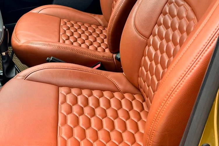 Xe chỉ được trang bị ghế nỉ nhưng có thiết kế bắt mắt, thể thao, vô-lăng 3 chấu bọc da tích hợp các cần gạt điều khiển hệ thống âm thanh, giải trí, điện thoại rảnh tay và điều khiển hành trình theo phong cách đặc trưng của Renault. Hệ thống giải trí AM/FM/Radio, các cổng kết nối đa phương tiện USB/AUX, kết nối Bluetooth, hệ thống điều hòa tự động...