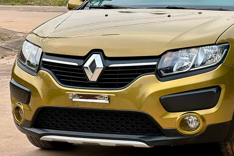 Giá xe Renault Sandero Stepway 2016 hiện đang được chủ nhân rao bán trên sàn xe cũ với giá chỉ 355 triệu đồng.