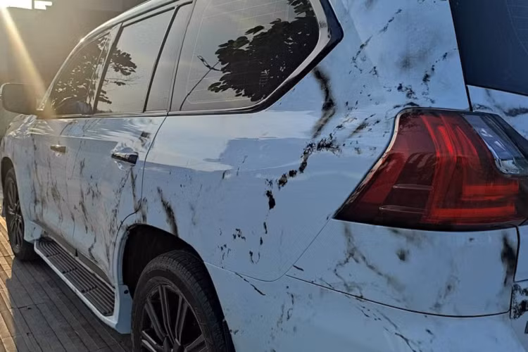 Ngăn cách giữa 2 ghế là bệ tì tay lớn cùng bảng điều khiển điều hòa. Mỗi ghế có tới 19 chế độ điều chỉnh để đảm bảo người ngồi trên xe có cảm giác thoải mái nhất. Phục vụ giải trí hàng ghế sau có 2 màn hình kích thước 11,6 inch và dàn âm thanh hiệu JBL theo xe. Do chỉ còn hai hàng ghế thế nên khoang chứa đồ phía sau xe là cực kì rộng rãi.