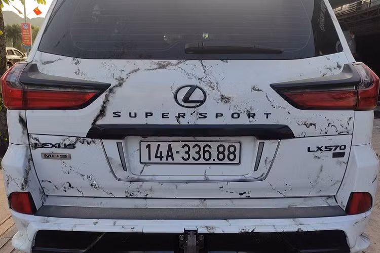 Về truyền động, Lexus LX570 Super Sport MBS sử dụng động cơ V8 5.7L sản sinh công suất tối đa 367 mã lực và mô-men xoắn cực đại 530 Nm, đi kèm với hộp số tự động 8 cấp và hệ dẫn động 4 bánh tiêu chuẩn. Xe được trang bị các tính năng hỗ trợ lái và an toàn từ phiên bản trước như: Chế độ lựa chọn đa địa hình, Chế độ hỗ trợ vượt địa hình, Chế độ hỗ trợ vào cua (Turn assist), Tính năng kiểm soát trợ lực lái biến thiên (VFC), 10 túi khí SRS tiêu chuẩn,… .