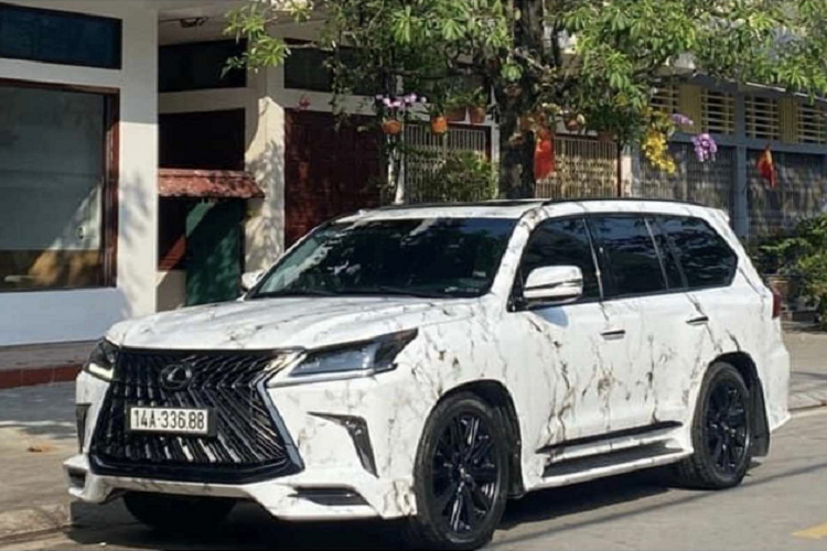 Trong phân khúc SUV hạng sang cỡ lớn, Lexus LX570 luôn là cái tên rất được lòng các đại gia Việt. Mẫu xe này có thiết kế chú trọng vào tính thực dụng, không có nhiều đột phá, trẻ trung như các đối thủ nhưng Lexus LX570 hạng sang vẫn mang đến những giá trị khác biệt để có thể chiều lòng bất cứ vị chủ nhân nào. Tại thị trường Việt Nam, Lexus LX570 chỉ được phân phối chính hãng với phiên bản tiêu chuẩn. Còn lại các phiên bản độ đều được đưa về nước theo diện nhập khẩu tư nhân.